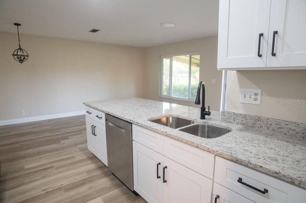 待售: $495,000 (2 贝兹, 2 浴室, 1694 平方英尺)