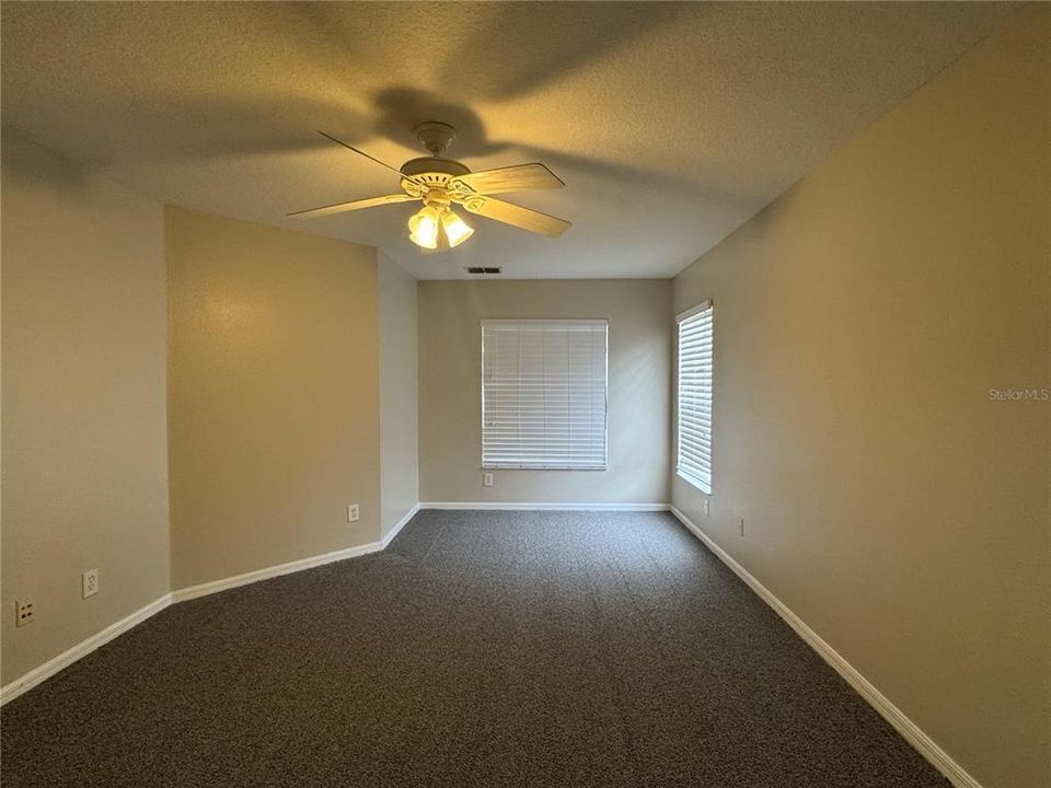 出租: $1,950 (4 贝兹, 2 浴室, 1427 平方英尺)