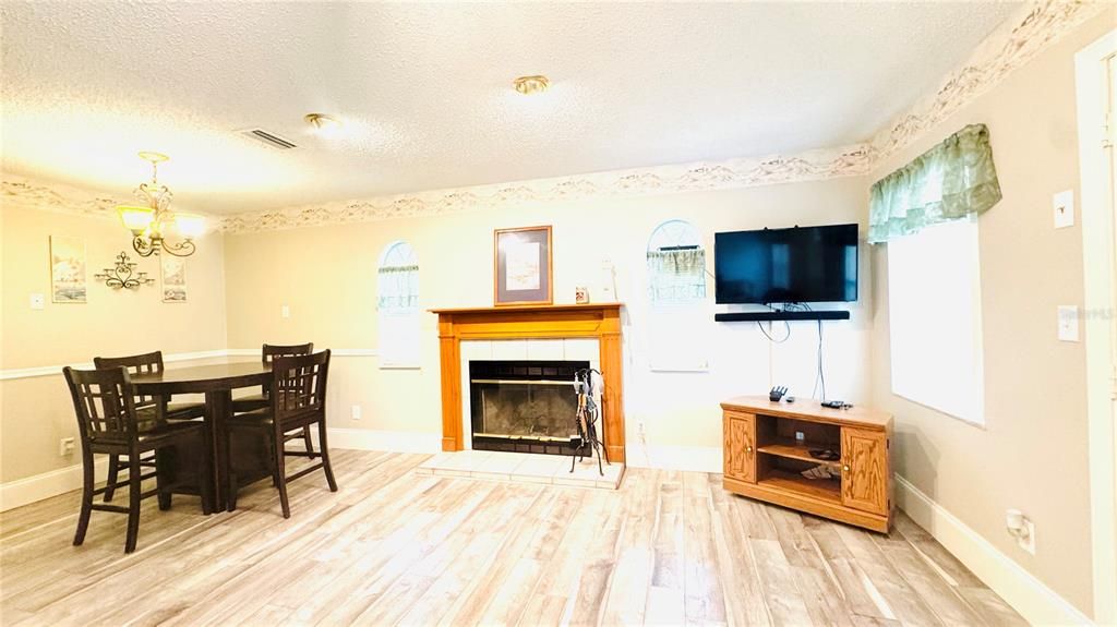 Active With Contract: $300,000 (3 beds, 2 baths, 1085 Square Feet)