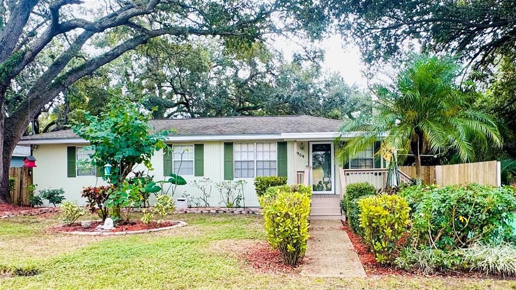 Active With Contract: $300,000 (3 beds, 2 baths, 1085 Square Feet)