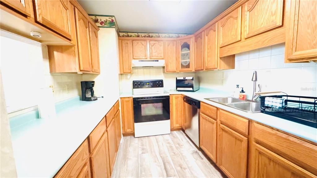 Active With Contract: $300,000 (3 beds, 2 baths, 1085 Square Feet)