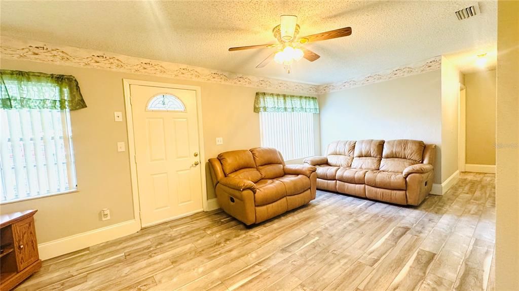 Active With Contract: $300,000 (3 beds, 2 baths, 1085 Square Feet)