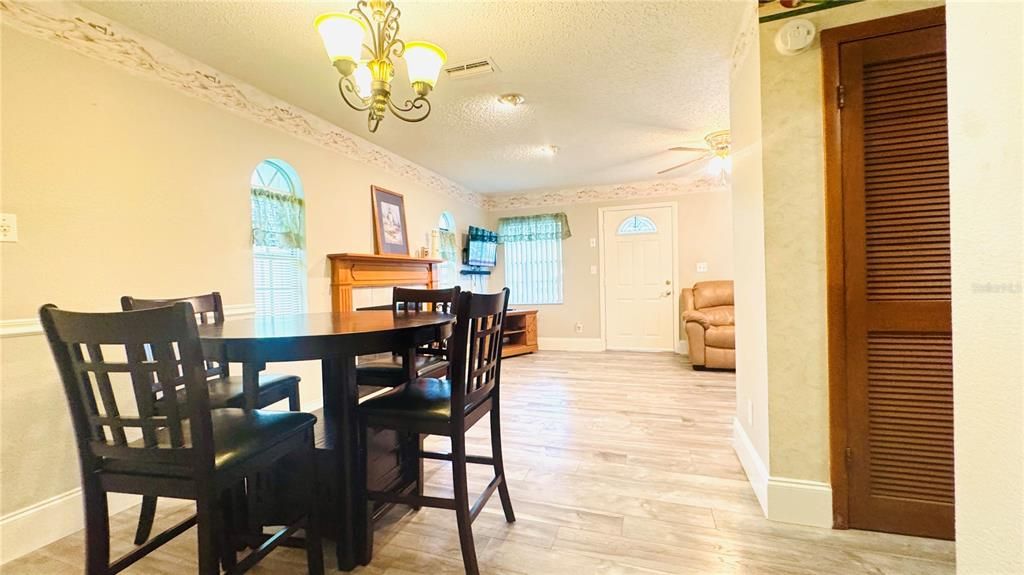 Active With Contract: $300,000 (3 beds, 2 baths, 1085 Square Feet)