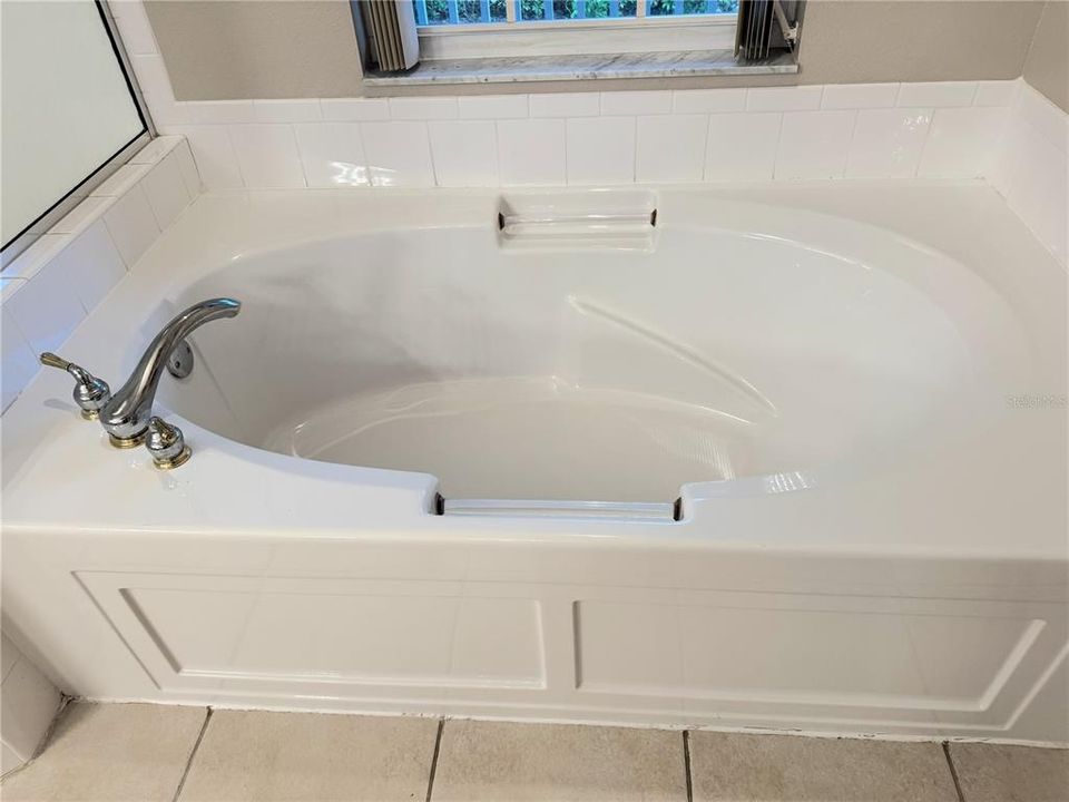 For Rent: $2,400 (3 beds, 2 baths, 2728 Square Feet)