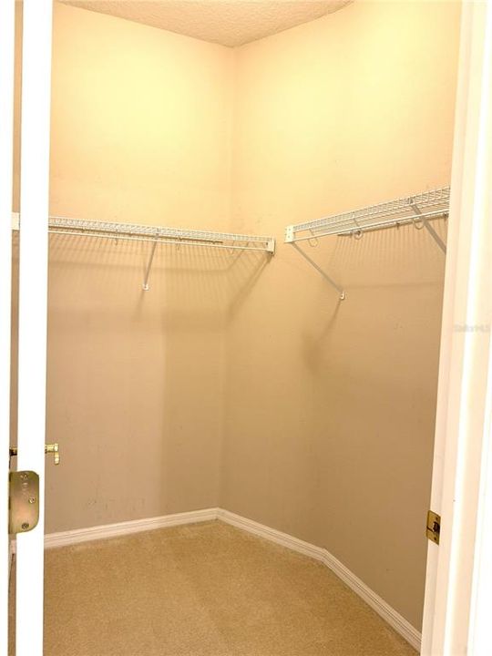 For Rent: $2,400 (3 beds, 2 baths, 2728 Square Feet)