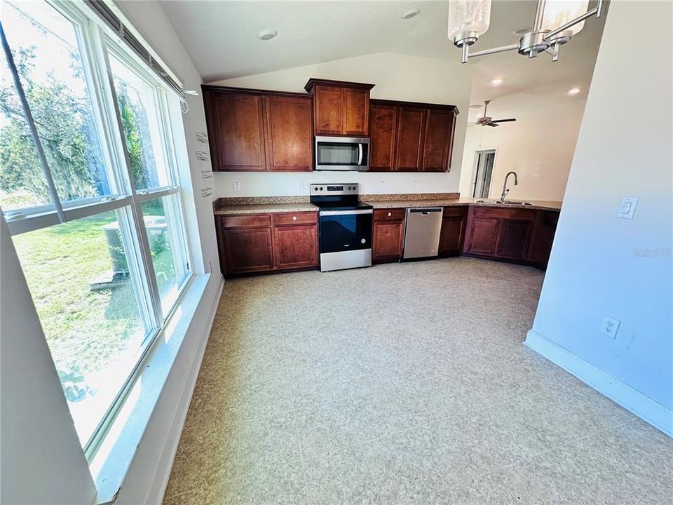 На продажу: $299,990 (4 спален, 2 ванн, 1840 Квадратных фут)