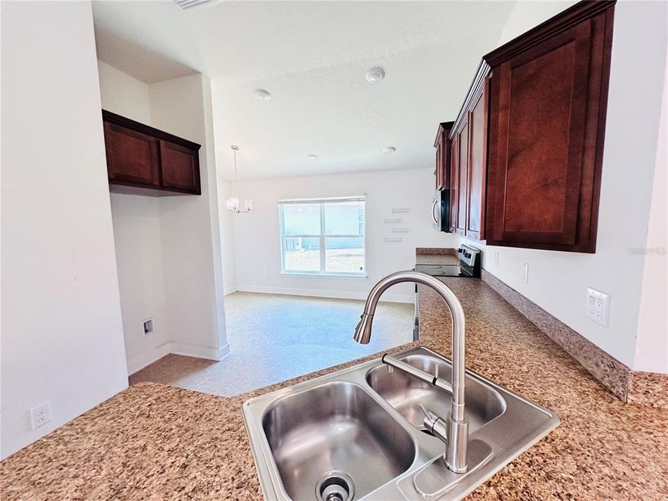 На продажу: $299,990 (4 спален, 2 ванн, 1840 Квадратных фут)