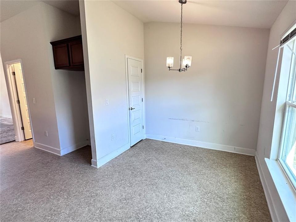 На продажу: $299,990 (4 спален, 2 ванн, 1840 Квадратных фут)