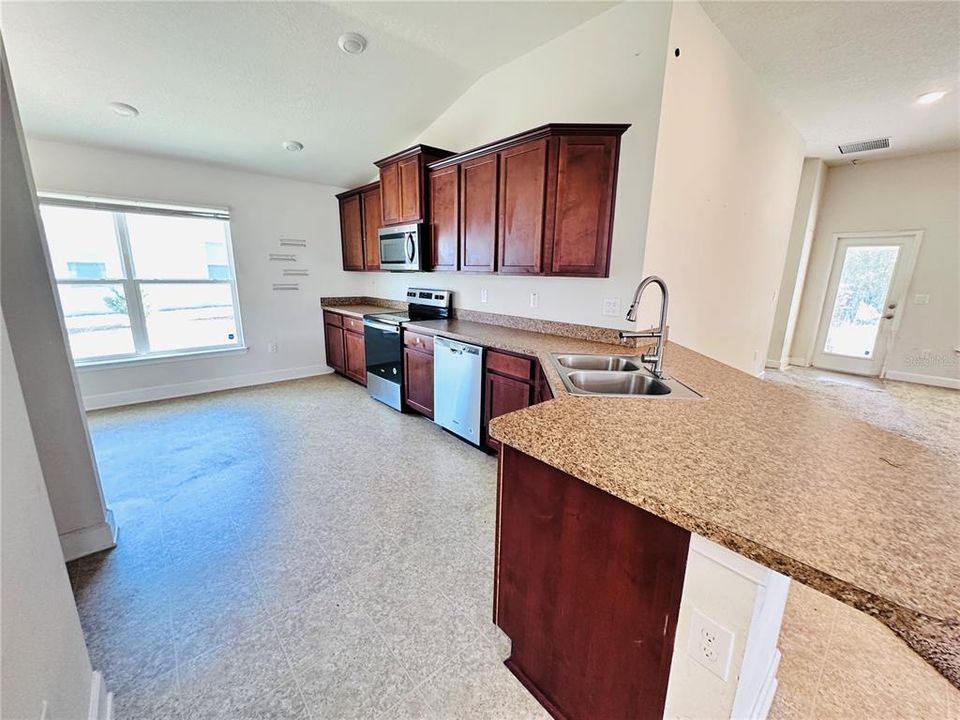 На продажу: $299,990 (4 спален, 2 ванн, 1840 Квадратных фут)