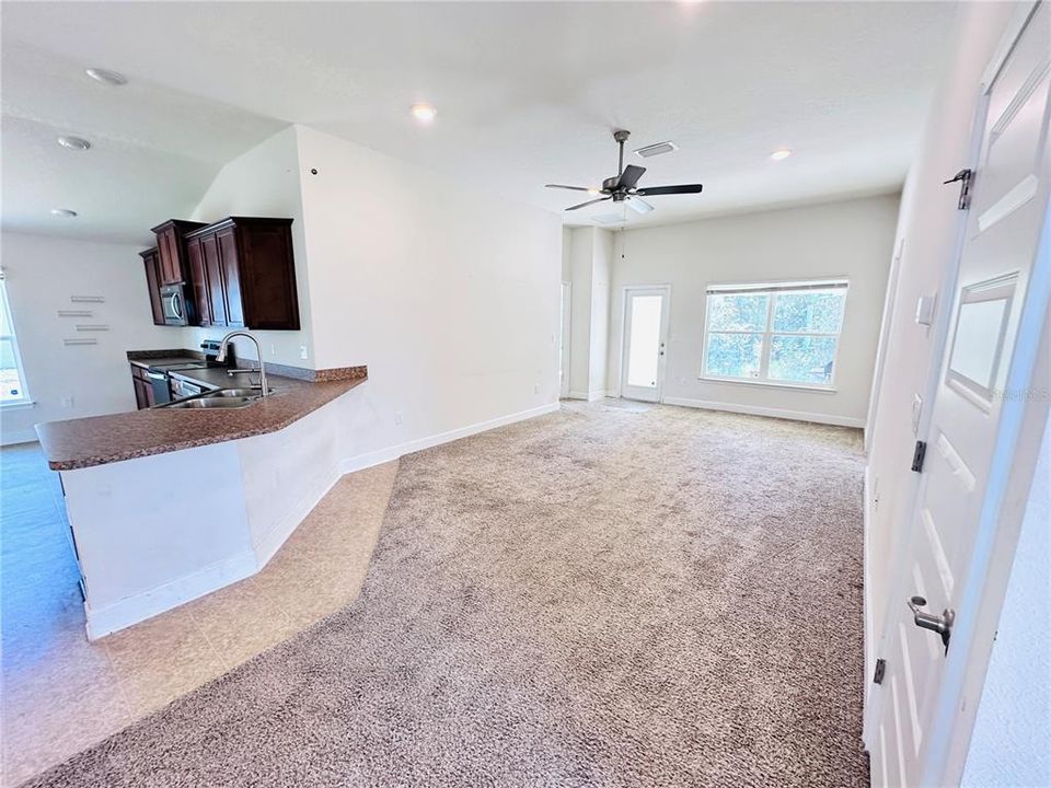 На продажу: $299,990 (4 спален, 2 ванн, 1840 Квадратных фут)