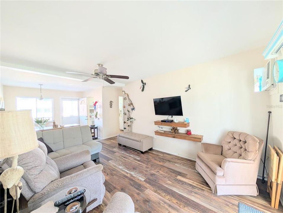 For Rent: $1,350 (1 beds, 1 baths, 576 Square Feet)