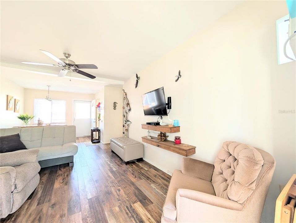 For Rent: $1,350 (1 beds, 1 baths, 576 Square Feet)