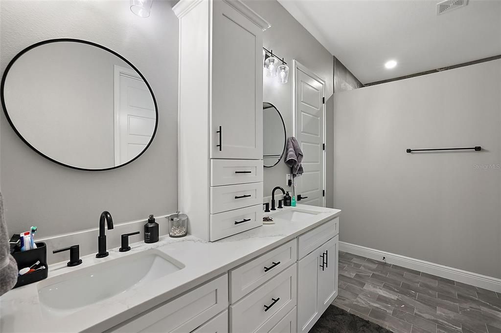 合同活跃: $849,900 (4 贝兹, 3 浴室, 3414 平方英尺)