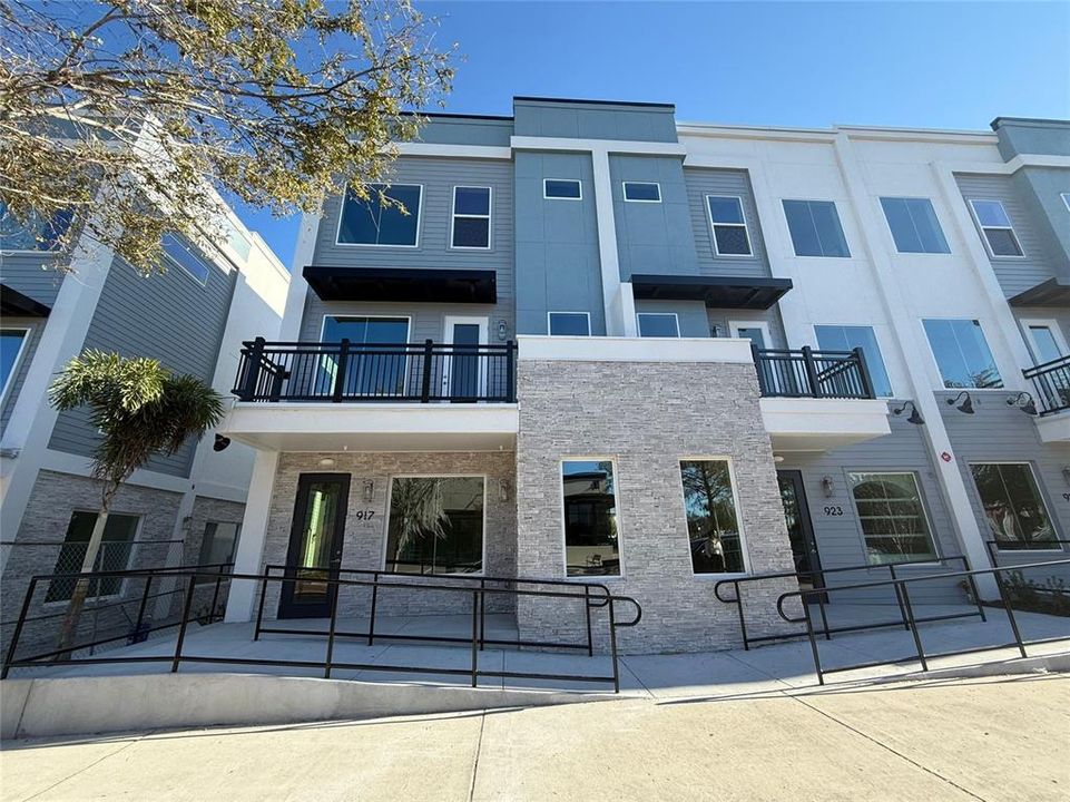 出租: $1,400 (1 贝兹, 1 浴室, 455 平方英尺)