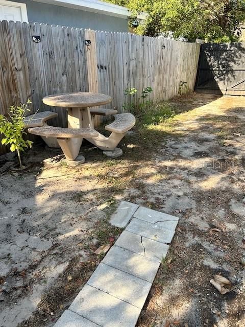 For Rent: $1,200 (1 beds, 1 baths, 850 Square Feet)