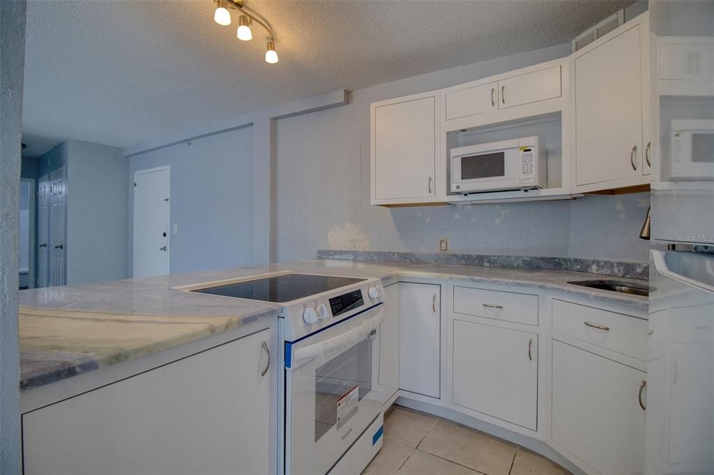 For Rent: $1,750 (1 beds, 1 baths, 708 Square Feet)