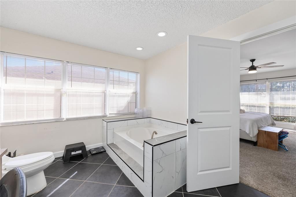 For Sale: $320,000 (3 beds, 2 baths, 1919 Square Feet)