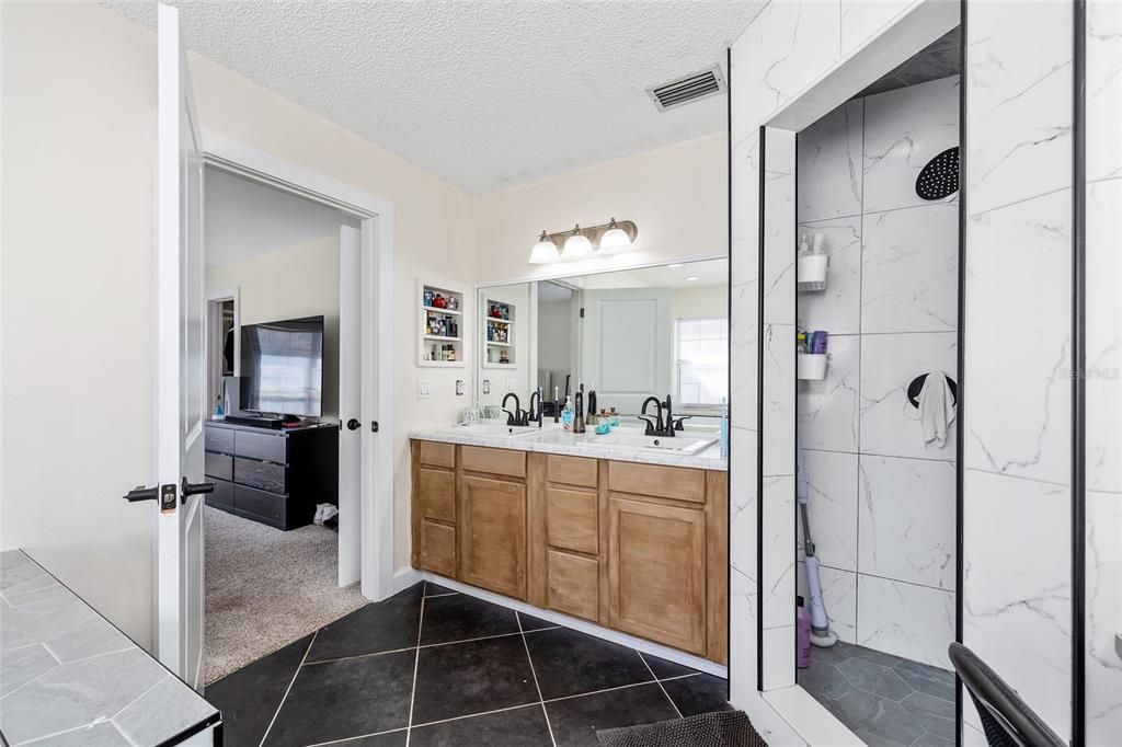 For Sale: $320,000 (3 beds, 2 baths, 1919 Square Feet)