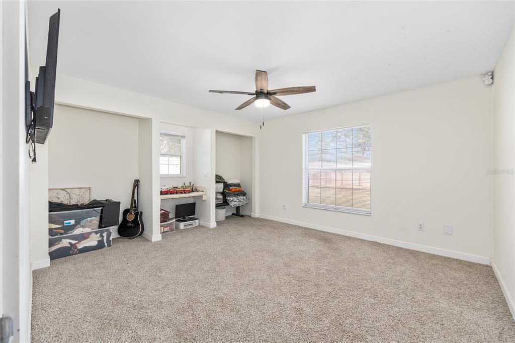 For Sale: $320,000 (3 beds, 2 baths, 1919 Square Feet)