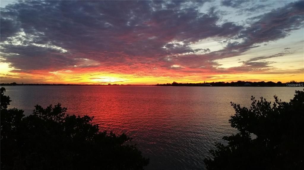 For Sale: $374,900 (2 beds, 2 baths, 1151 Square Feet)