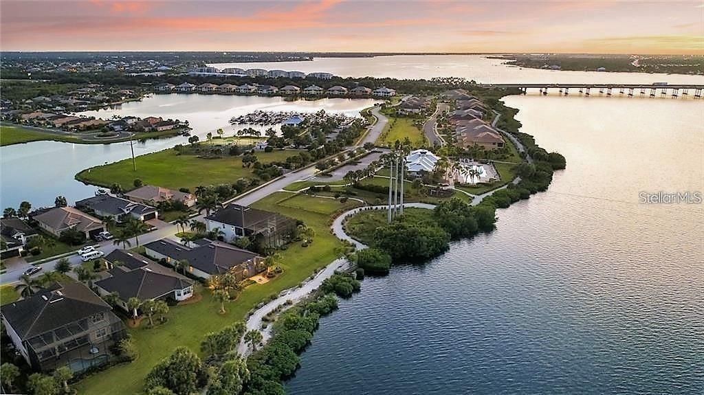 For Sale: $374,900 (2 beds, 2 baths, 1151 Square Feet)