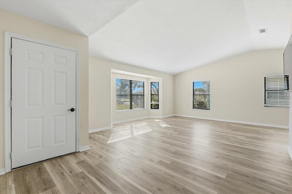 For Sale: $279,999 (3 beds, 2 baths, 1456 Square Feet)