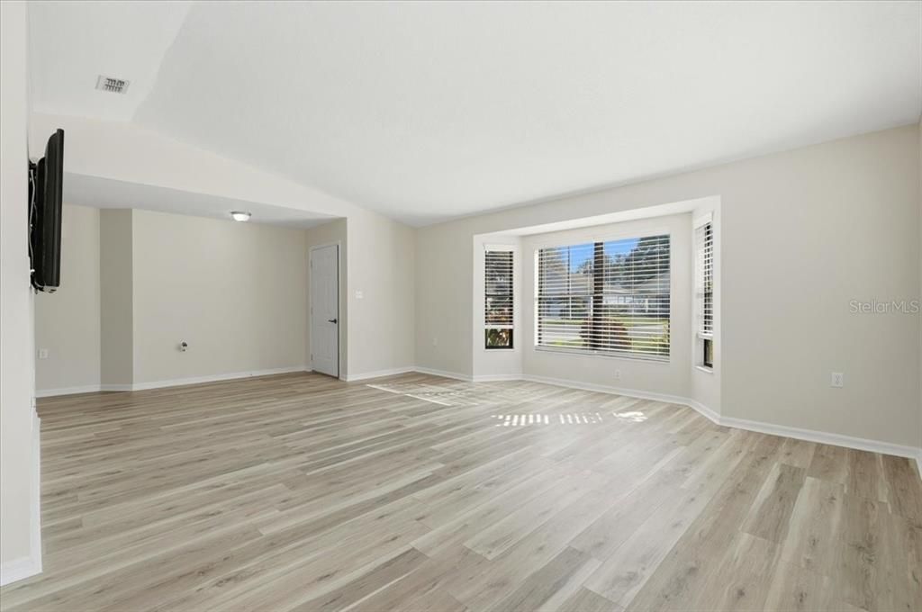 For Sale: $279,999 (3 beds, 2 baths, 1456 Square Feet)