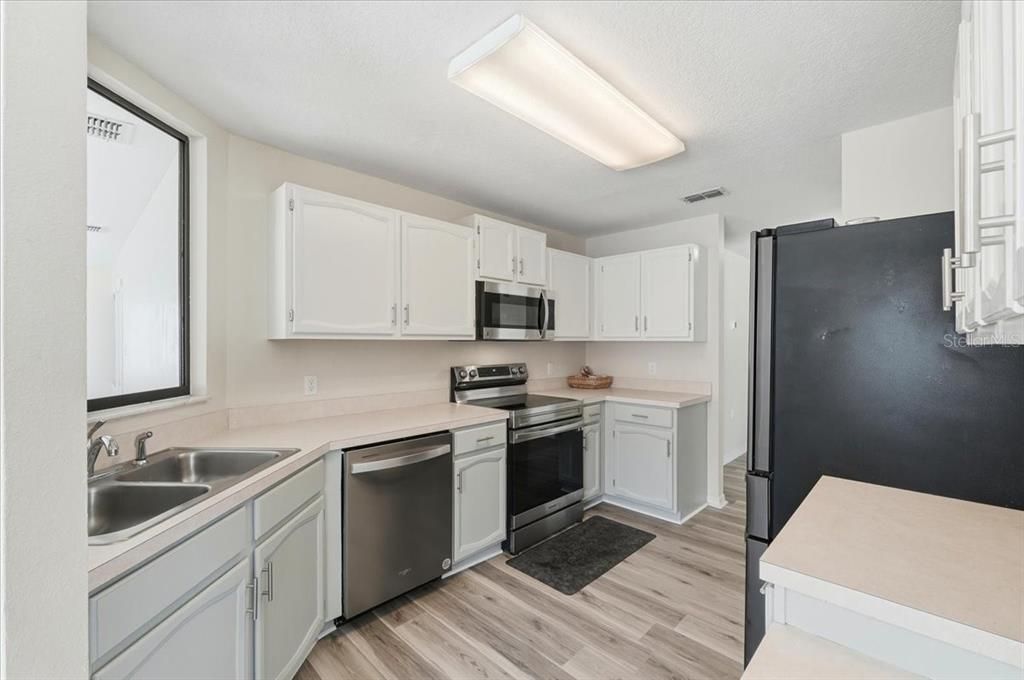 For Sale: $279,999 (3 beds, 2 baths, 1456 Square Feet)