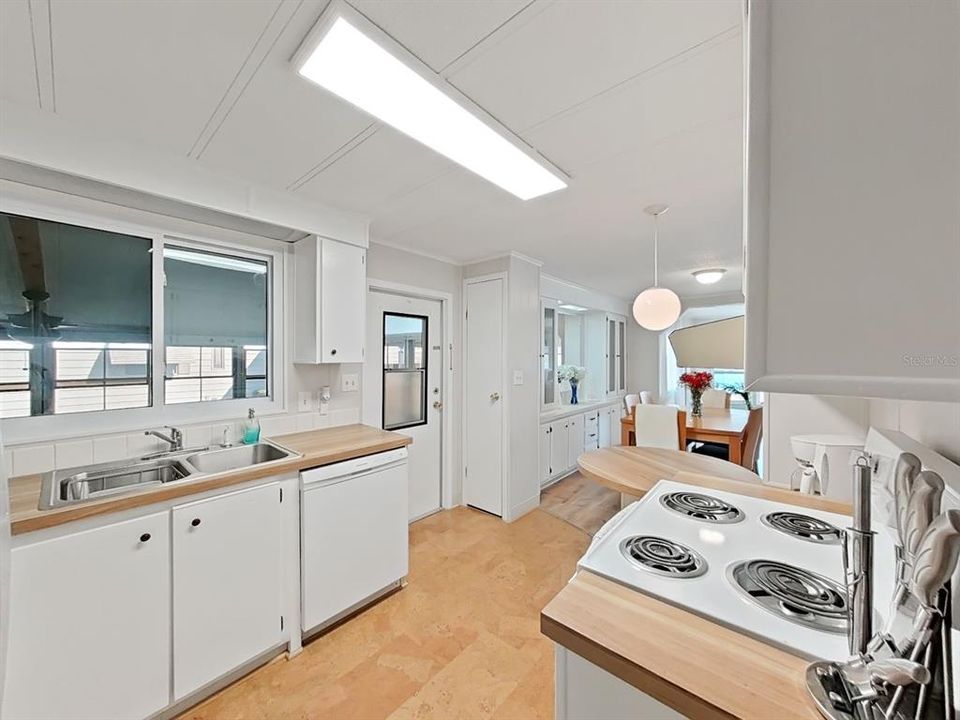 For Sale: $159,777 (2 beds, 2 baths, 1200 Square Feet)