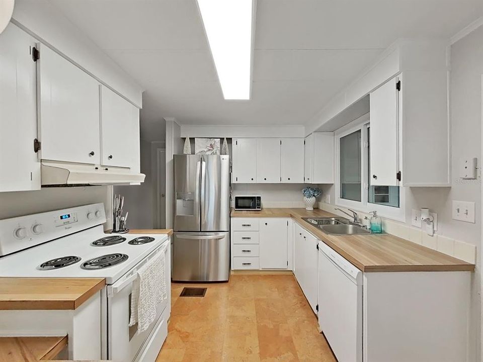 For Sale: $159,777 (2 beds, 2 baths, 1200 Square Feet)