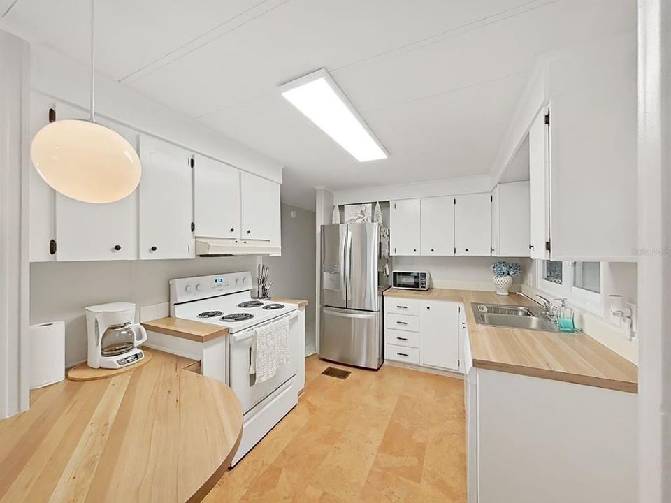 For Sale: $159,777 (2 beds, 2 baths, 1200 Square Feet)