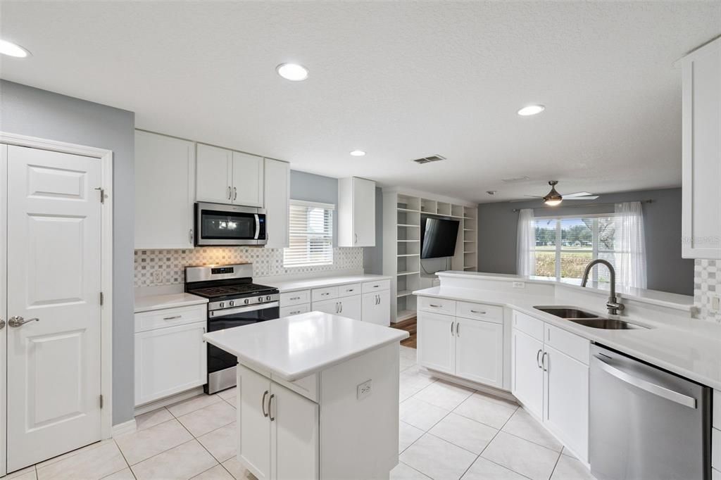 For Sale: $410,000 (2 beds, 2 baths, 2282 Square Feet)