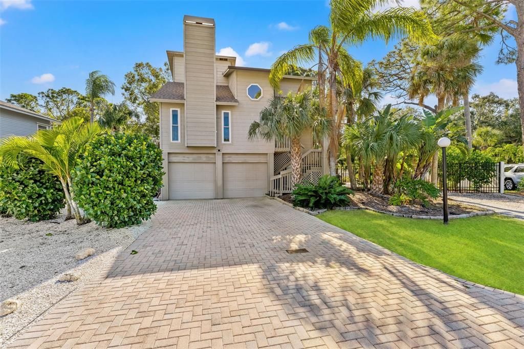 For Sale: $750,000 (3 beds, 2 baths, 1750 Square Feet)