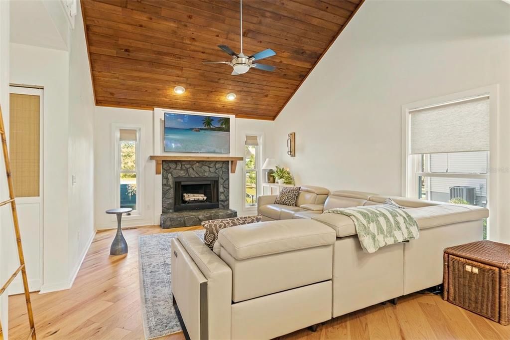 For Sale: $750,000 (3 beds, 2 baths, 1750 Square Feet)