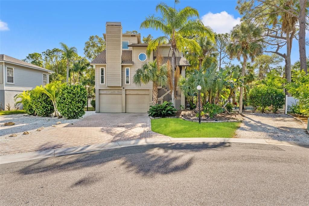 For Sale: $750,000 (3 beds, 2 baths, 1750 Square Feet)