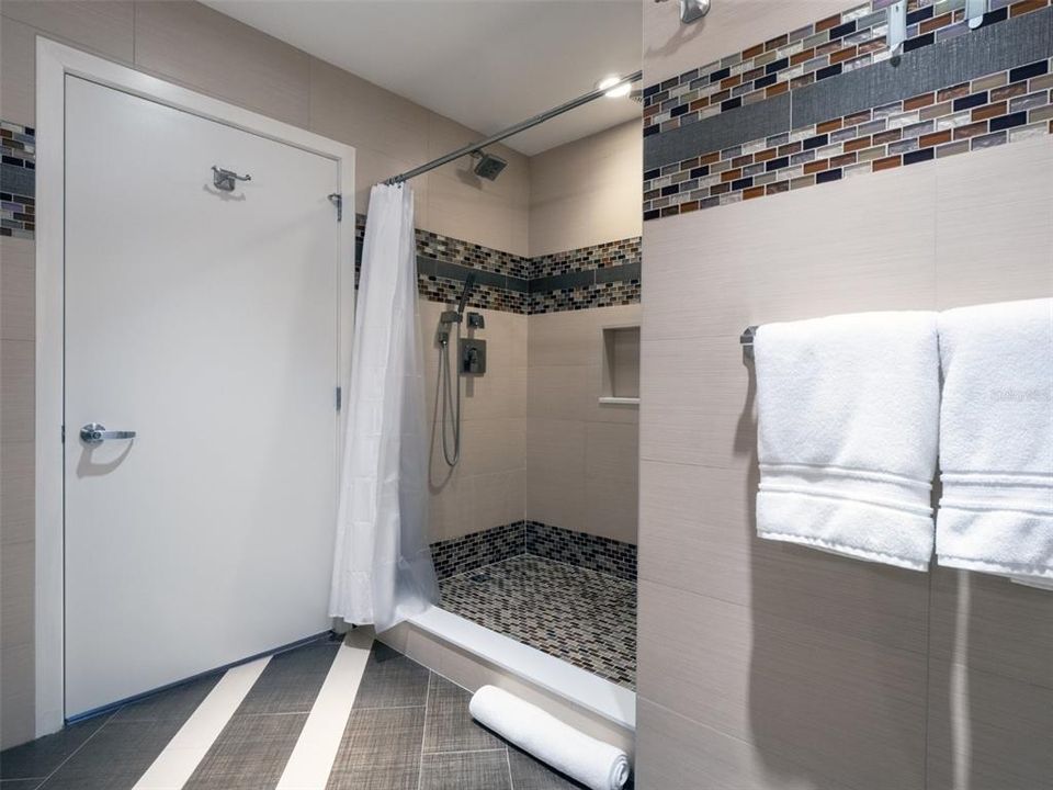 В аренду: $4,500 (1 спален, 1 ванн, 1000 Квадратных фут)