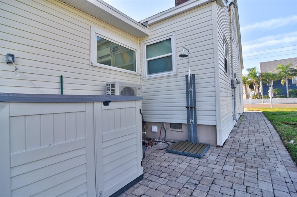 For Rent: $4,300 (3 beds, 2 baths, 1402 Square Feet)