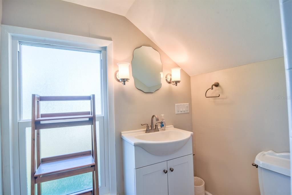 For Rent: $4,300 (3 beds, 2 baths, 1402 Square Feet)