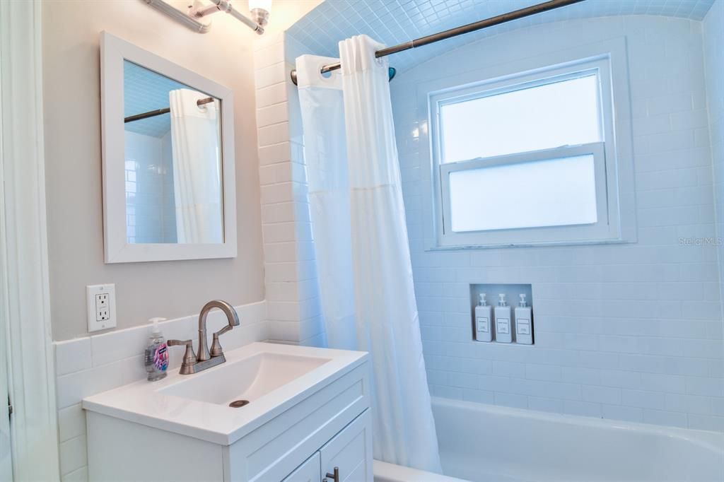 For Rent: $4,300 (3 beds, 2 baths, 1402 Square Feet)