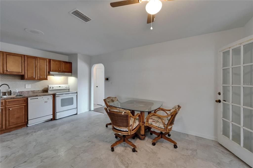 For Rent: $2,000 (4 beds, 1 baths, 1275 Square Feet)