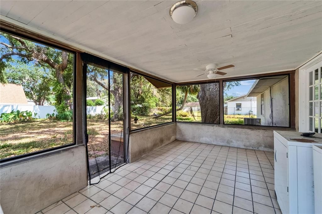 For Rent: $2,000 (4 beds, 1 baths, 1275 Square Feet)