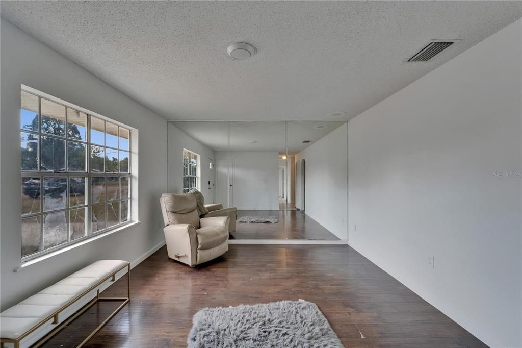 For Rent: $2,000 (4 beds, 1 baths, 1275 Square Feet)