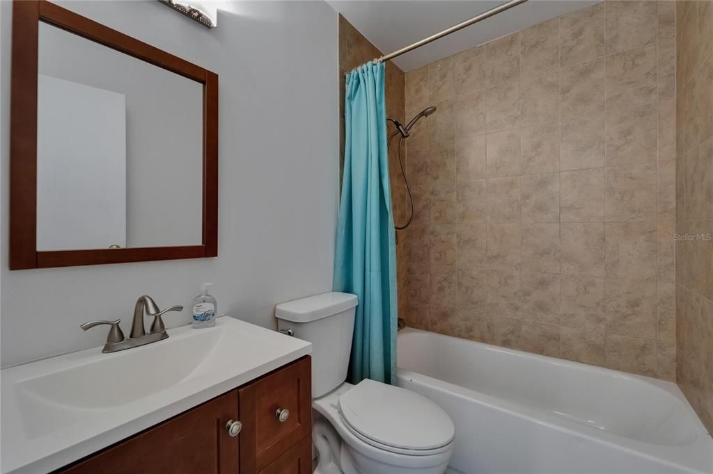 For Rent: $2,000 (4 beds, 1 baths, 1275 Square Feet)