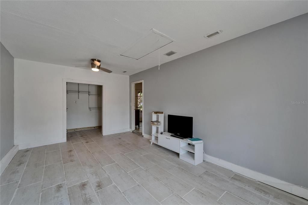 For Rent: $2,000 (4 beds, 1 baths, 1275 Square Feet)