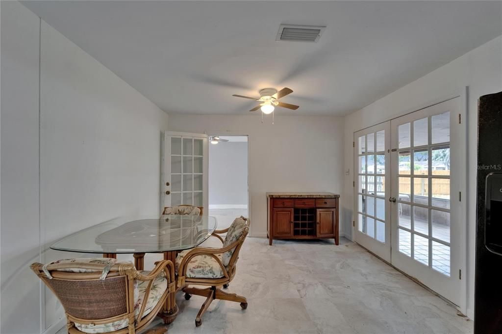 For Rent: $2,000 (4 beds, 1 baths, 1275 Square Feet)