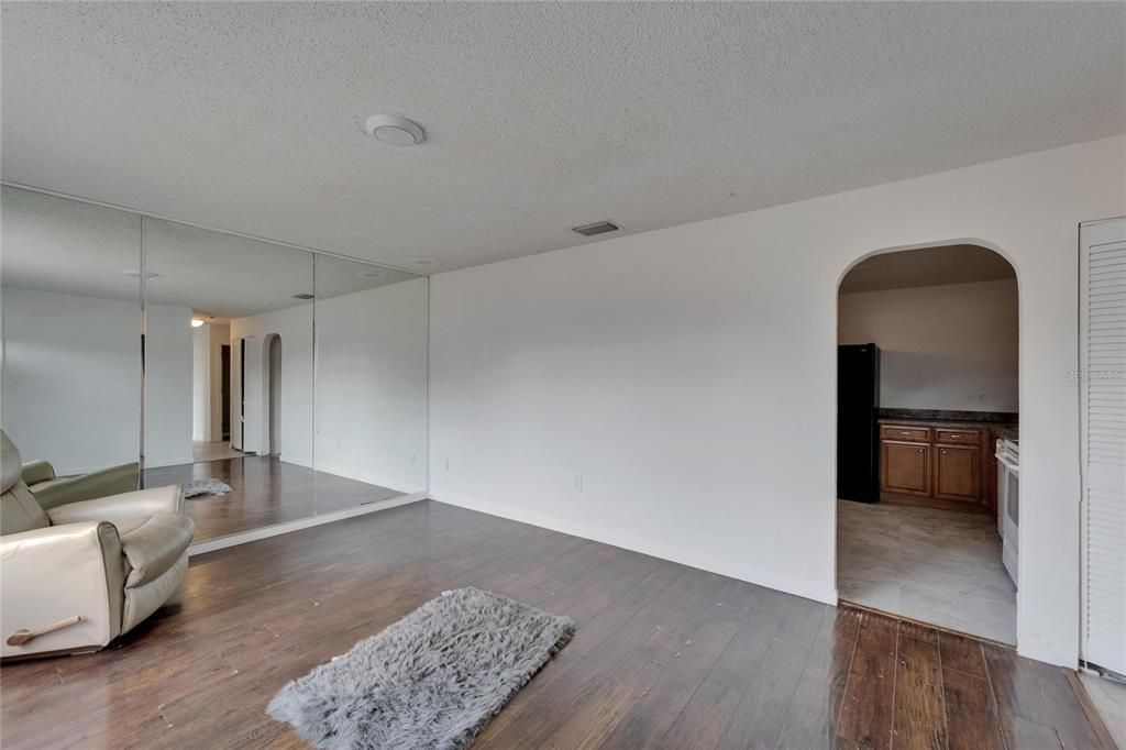 For Rent: $2,000 (4 beds, 1 baths, 1275 Square Feet)