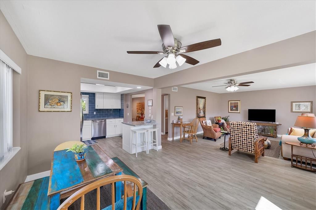 На продажу: $249,000 (2 спален, 2 ванн, 1195 Квадратных фут)