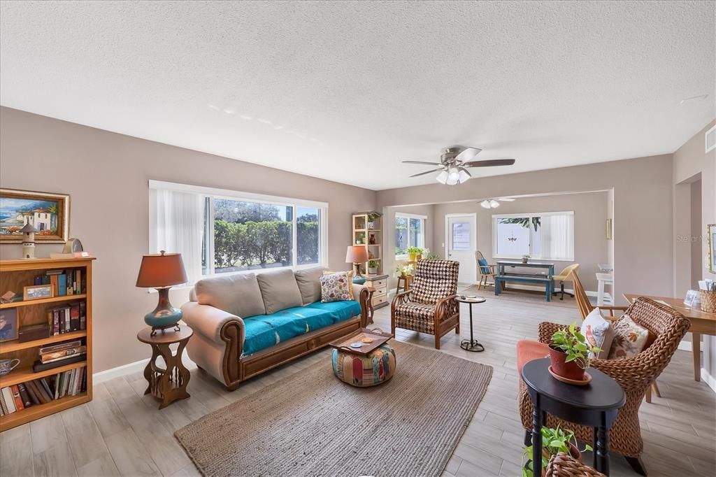 На продажу: $249,000 (2 спален, 2 ванн, 1195 Квадратных фут)