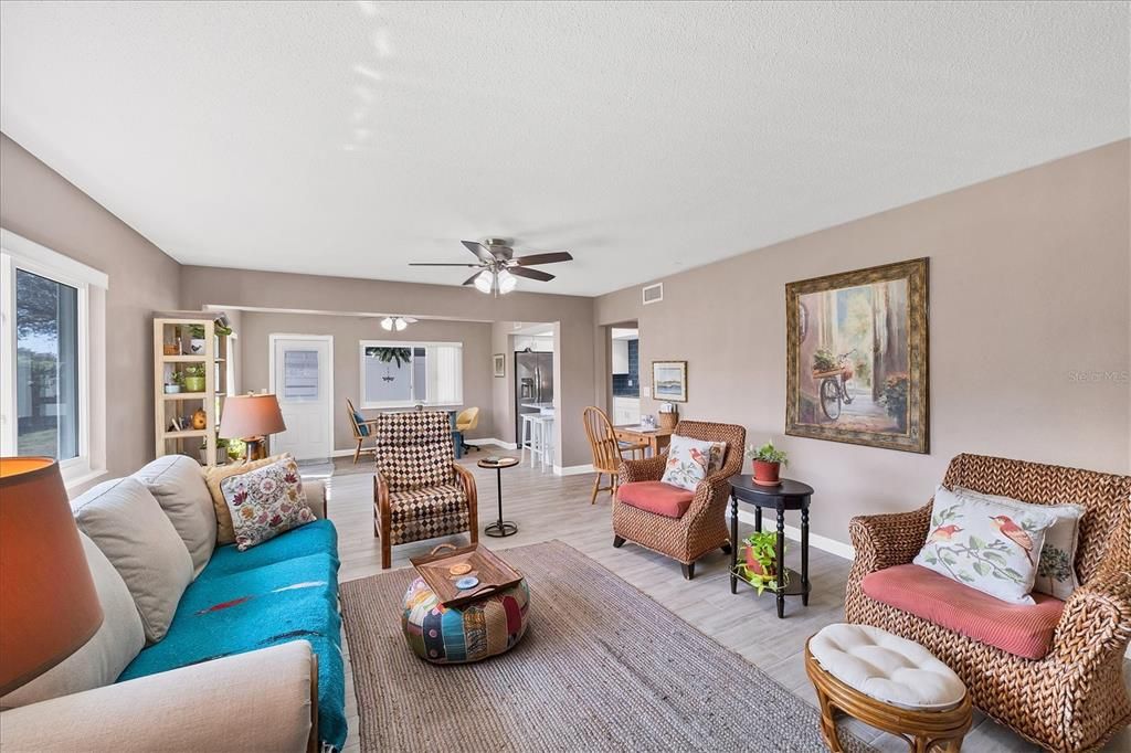 На продажу: $249,000 (2 спален, 2 ванн, 1195 Квадратных фут)