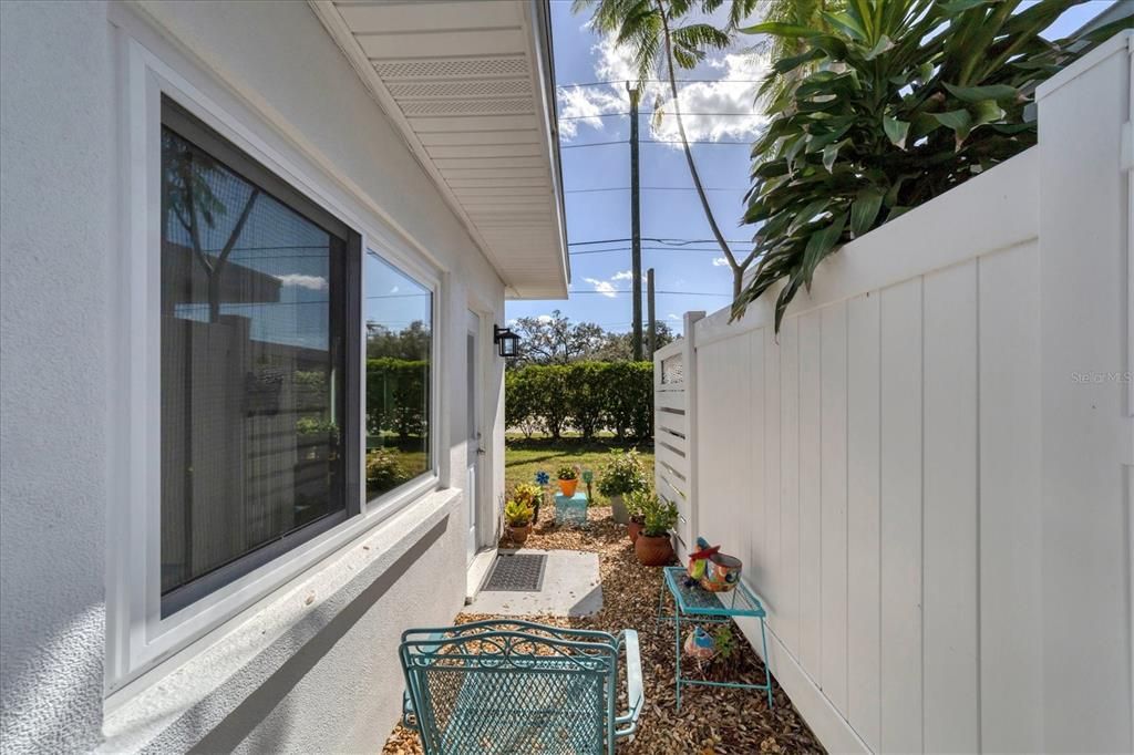 На продажу: $249,000 (2 спален, 2 ванн, 1195 Квадратных фут)